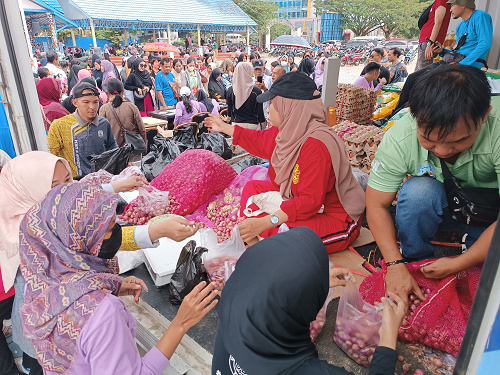 IWAN K/RADAR KALTARA  STABILITAS: Pelaksanaan pasar murah oleh Disperindagkop dan UKM Kaltara di Tanjung Selor kemarin (6/2).
