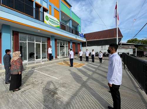 PIJAI PASARIJA/RADAR KALTARA  BELUM PERMANEN: Tampak aktivitas apel Senin di Halaman Kantor PT Kaltara.