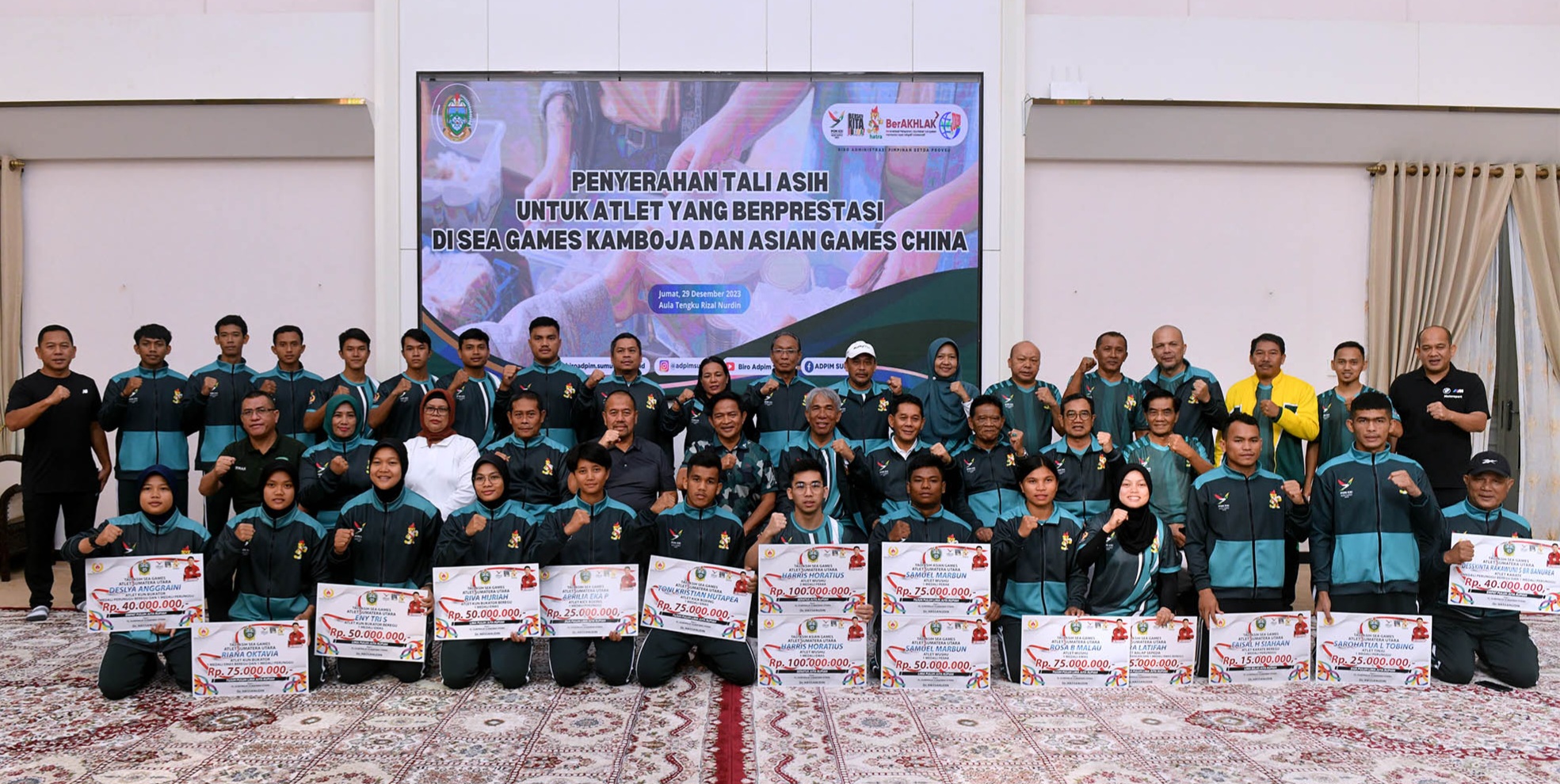 Pj Gubernur Sumut Hassanudin menyerahkan Tali Asih kepada Atlet Berprestasi asal Sumut di Sea Games Kamboja dan Asian Games China di Hall Rumah Dinas Gubernur Sumut, Jumat (29/12/2023).