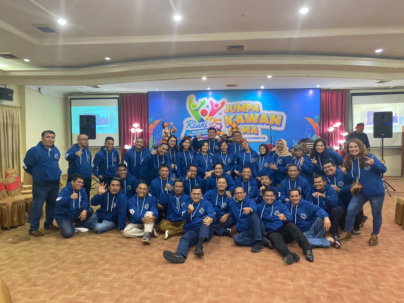 Alumni SMA Negeri 2 Pematang Siantar angkatan tahun 1998 saat reuni perak.