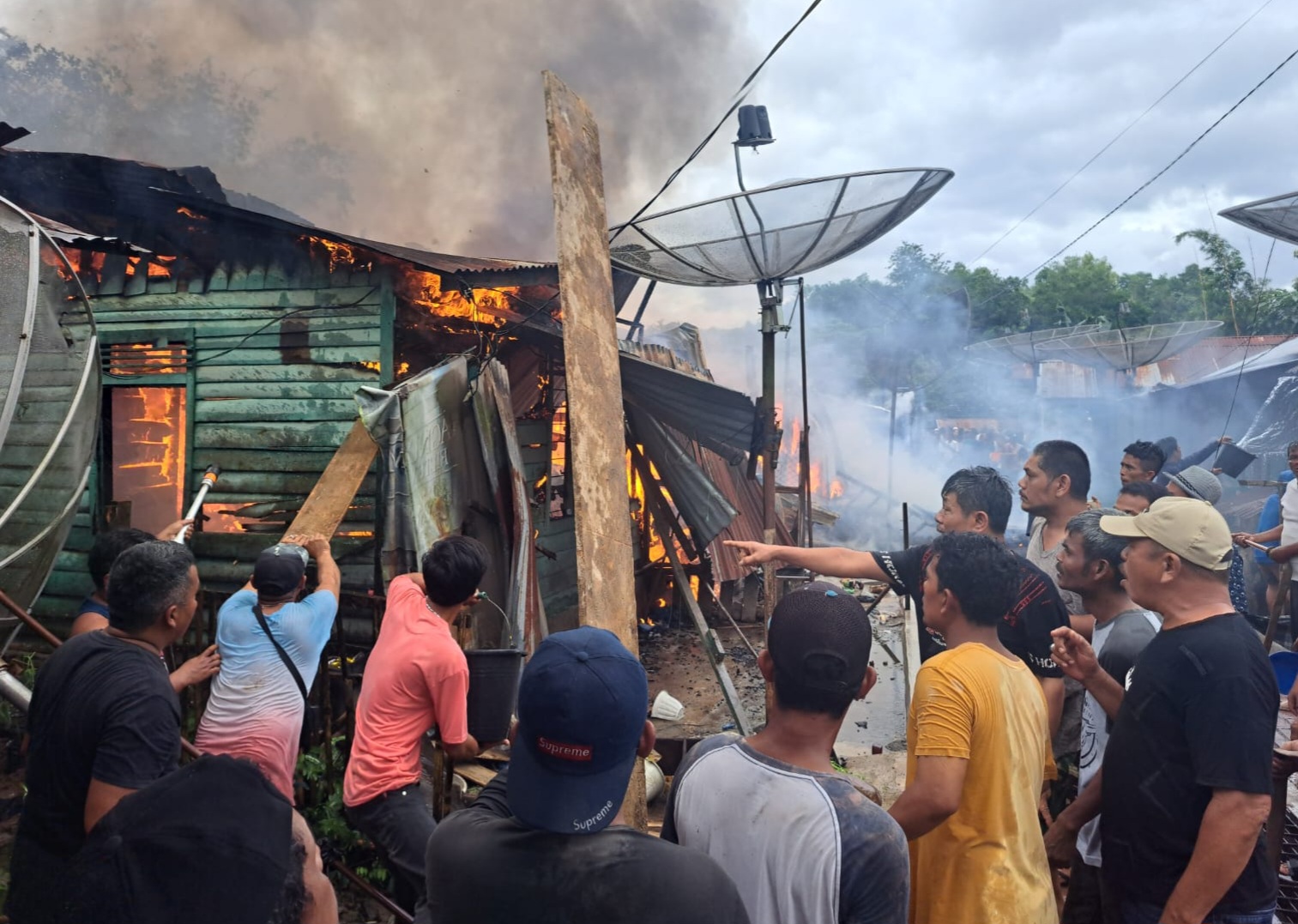 Dengan air seadaanya, warga berupaya mengeluarkan api dalam peristiwa kebakaran, Sabtu (6/1/2024) di Kampung Jawa, Kelurahan Wek IV, Kecamatan Padangsidimpuan Utara, Kota Padangsidimpuan.