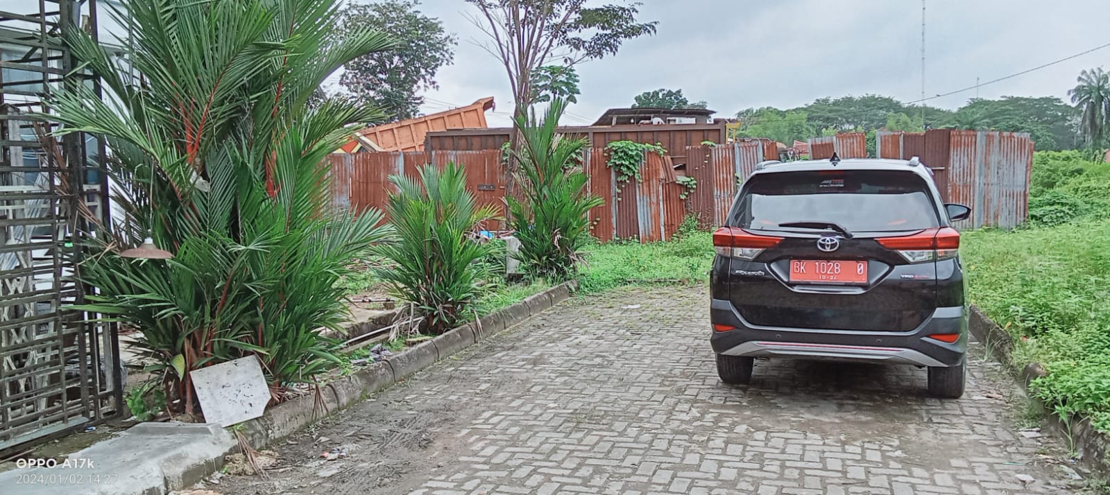 Mobil dinas plat merah yang parkir di komplek karaoke pada jam dinas.