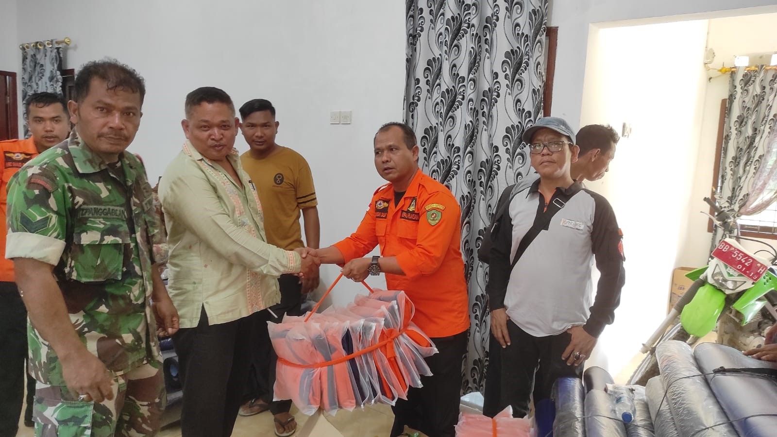 Bupati Tapsel, H.Dolly Pasaribu perintahkan kalaksa BPBD Tapsel Umar Halomoan Daulay salurkan bantuan kepada kepada korban banjir di Kecamatan Tantom Angkola.