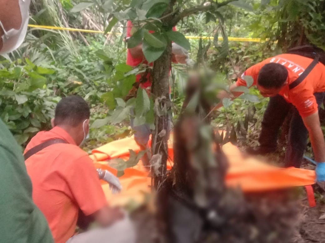 Evakuasi jenazah dari kebun kelapa sawit.