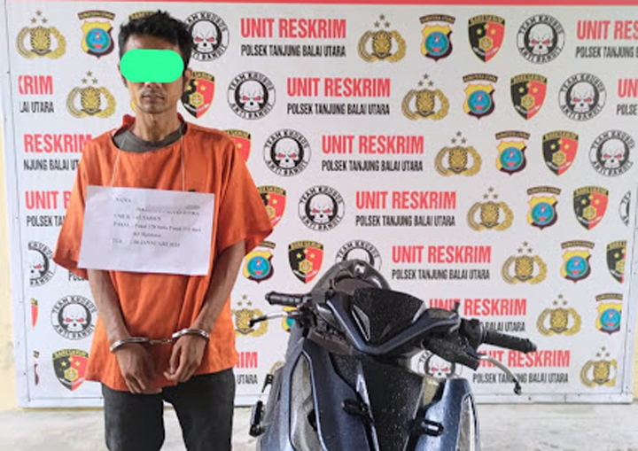 Tersangka AFH dan barang bukti sepeda motor yang tidak dikembalikannya.