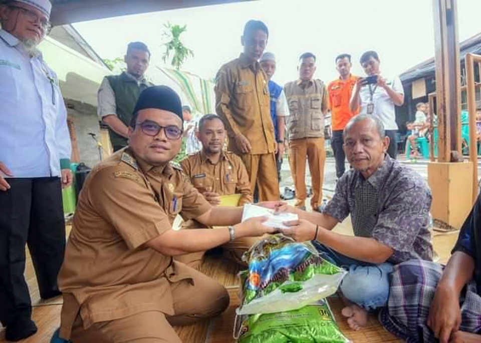 Pj Walikota Psp Letnan Dalimunthe dan Baznas salurkan bantuan kepada tiga kepala keluarga korban kebakaran.