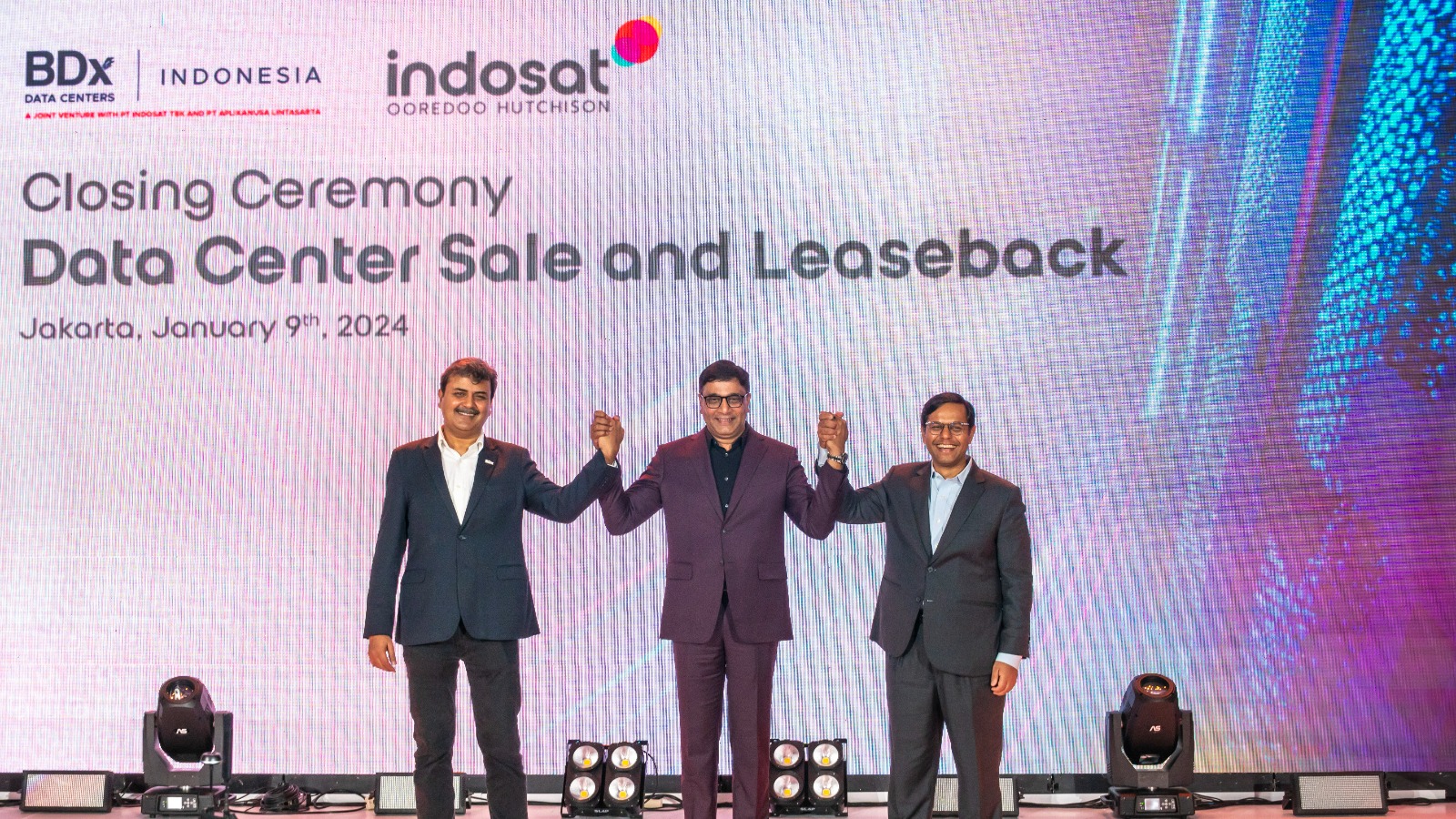 Vikram Sinha, President Director and CEO IOH (tengah), Mayank Srivastava, CEO BDx (kiri) dan Harsh Agrawal, Senior Partner I Squared Capital (kanan) saat menghadiri Closing Ceremony.