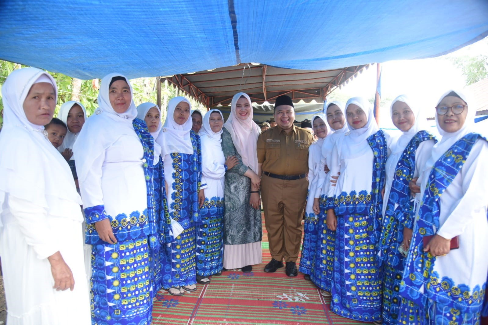 Bupati Tapsel, H.Dolly Pasaribu dan Ketua TP PKK Tapsel Ny Rosalina Dolly Pasaribu menghadiri pengajian BKMT di Desa Saro Godung.
