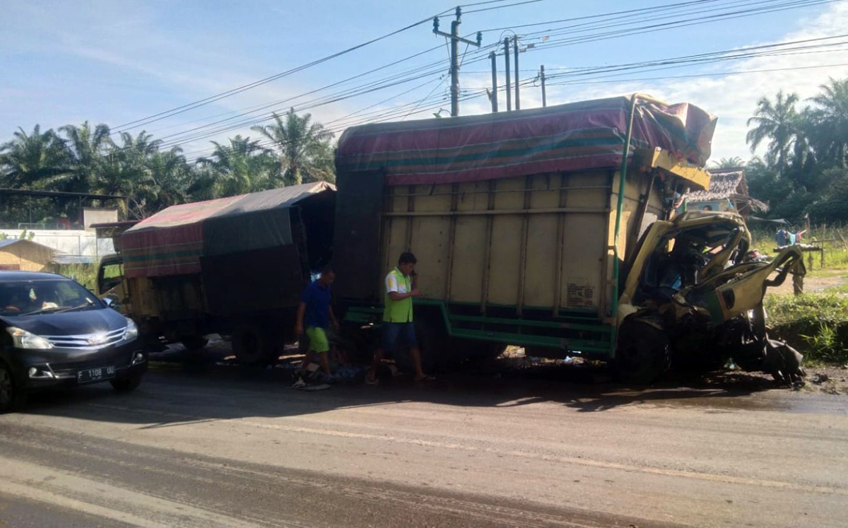 Kecelakaan dua unit truk yang mengakibatkan 1 supir meninggal dunia.