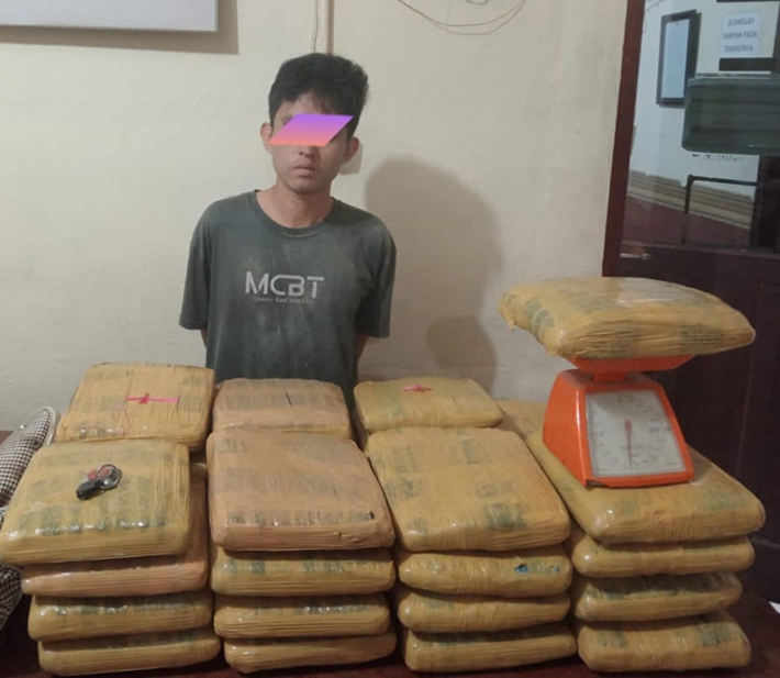 Tersangka dan barang bukti.