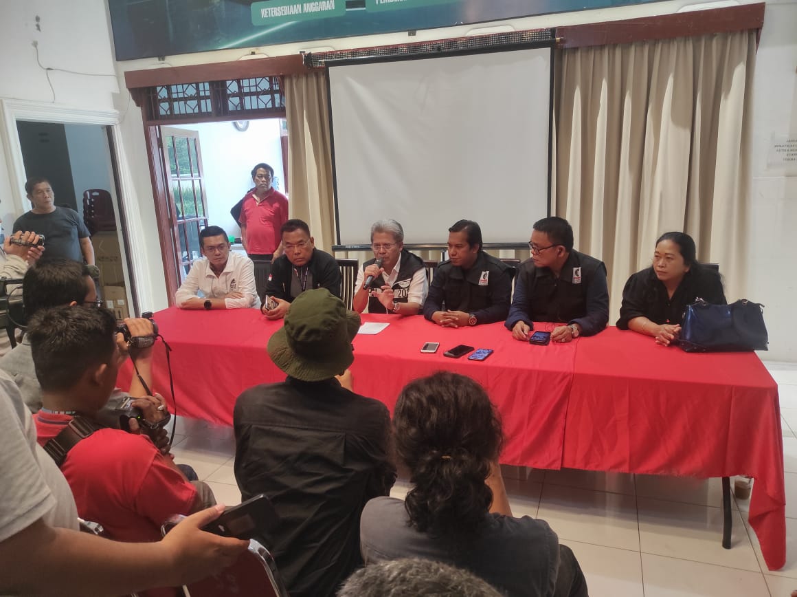 TEMU PERS: Deputi Hukum TPN Ganjar-Mahfud, Todung Mulya Lubis dan sejumlah pengurus TPD Sumut saat menggelar temu pers di Sekretariat TPD Ganjar-Mahfud Sumut, Jl. Sei Serayu No.52, Medan.