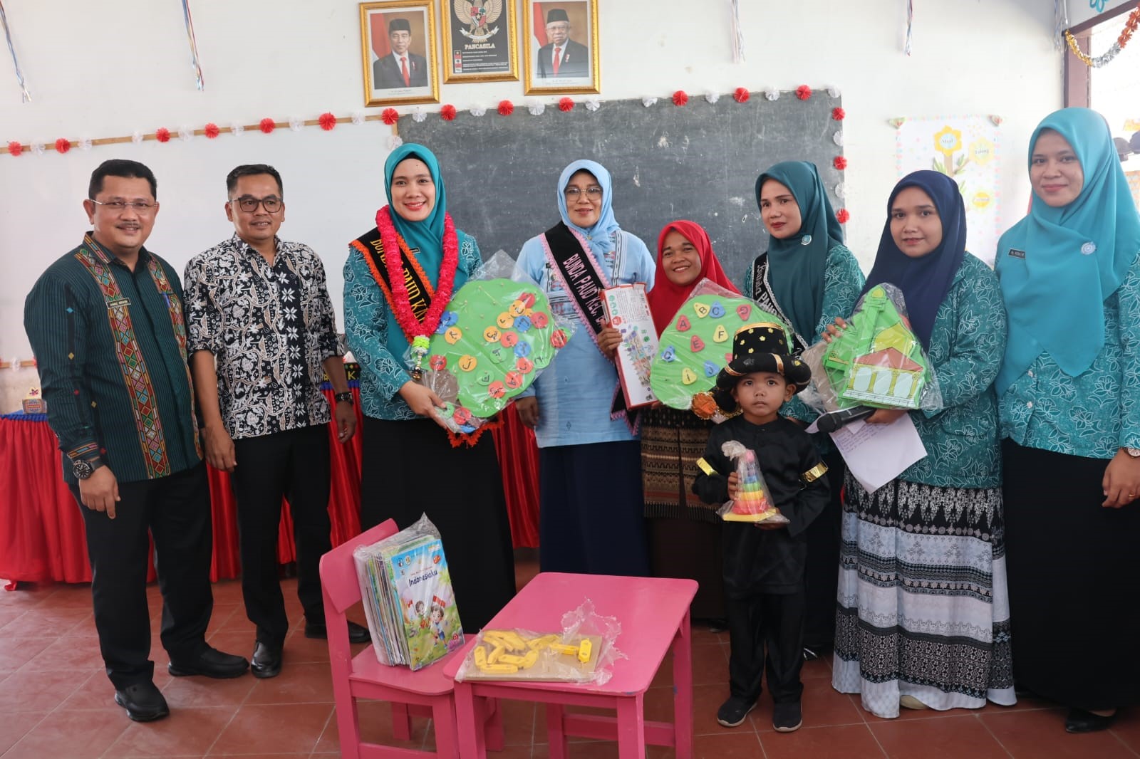 LOMBA DESA BINAAN:  Ketua TP PKK Tapsel, Ny.Rosalina Dolly Pasaribu lakukan peninjauan dan pembinaan ke warga Desa Aek Gunung, Batang Angkola.