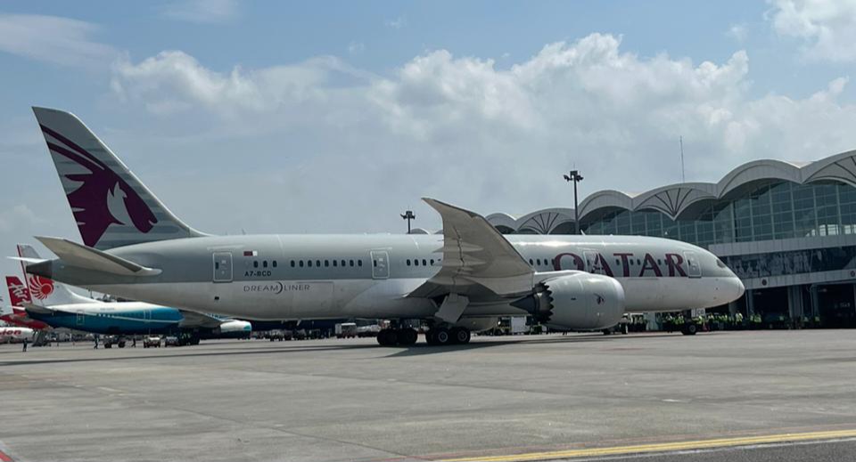 LANDING PERDANA:  Pesawat Qatar Airways mendarat di Bandara Kualanamu, Medan.