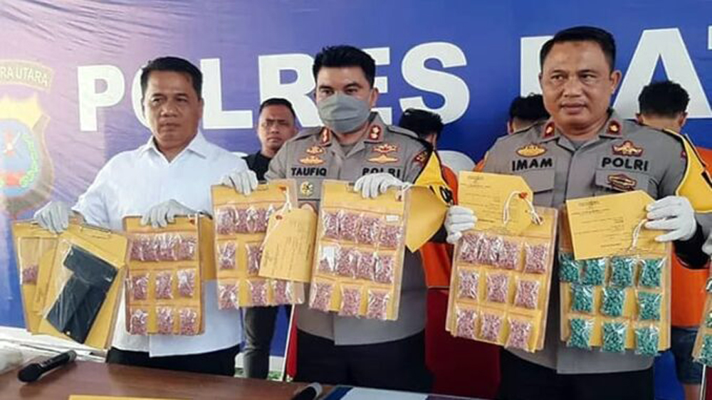 Pengedar Ekstasi: Polres Batu Bara menunjukkan barang bukti ribuan ekstasi, beserta ketiga remaja yang tertangkap membawanya.