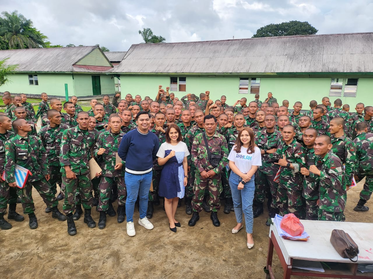 FOTO BERSAMA: Pemimpin Cabang BRI Pematang Siantar, Yanri Eka Putra, didampingi Funding Officer, Vinky Simanjuntak, foto bersama para siswa secata Rindam 1 BB.