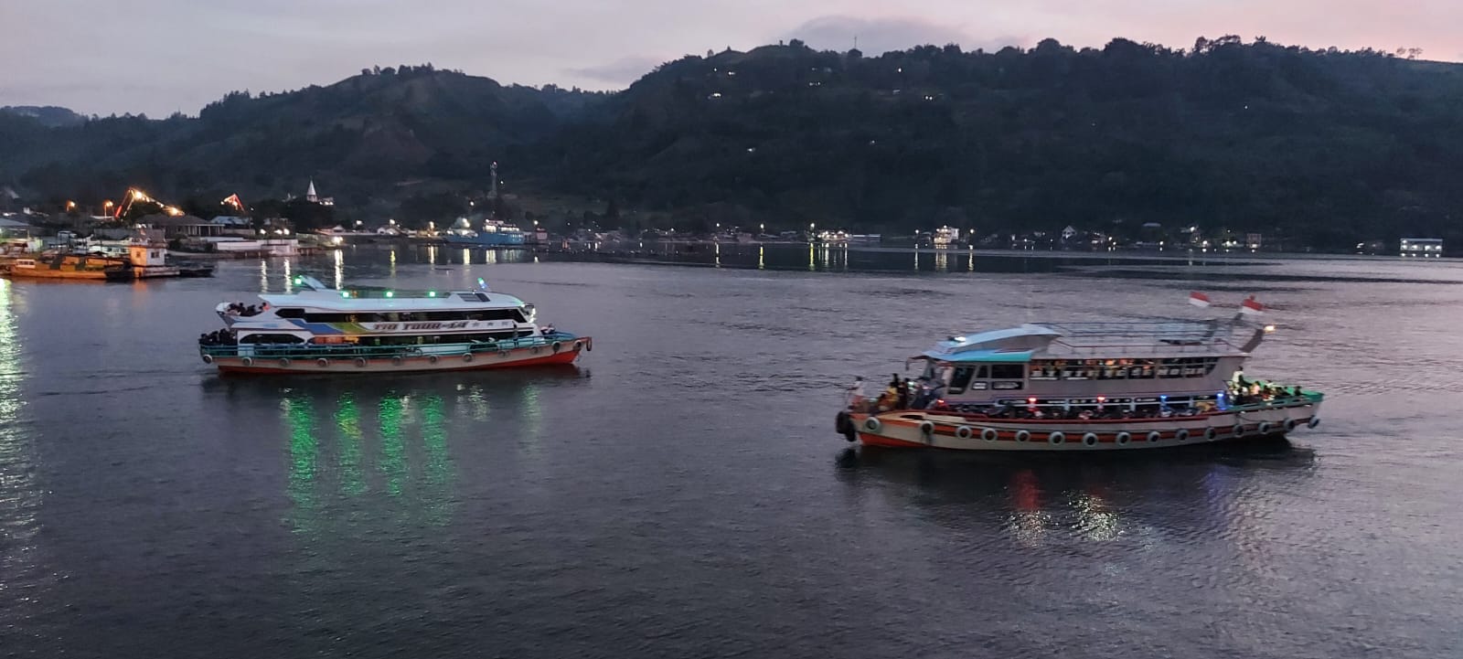 DANAU TOBA: Dua kapal berpapasan saat berlayar di Danau Toba. Danau Toba masuk daftar destinasi wisata 2024 versi New York Times.