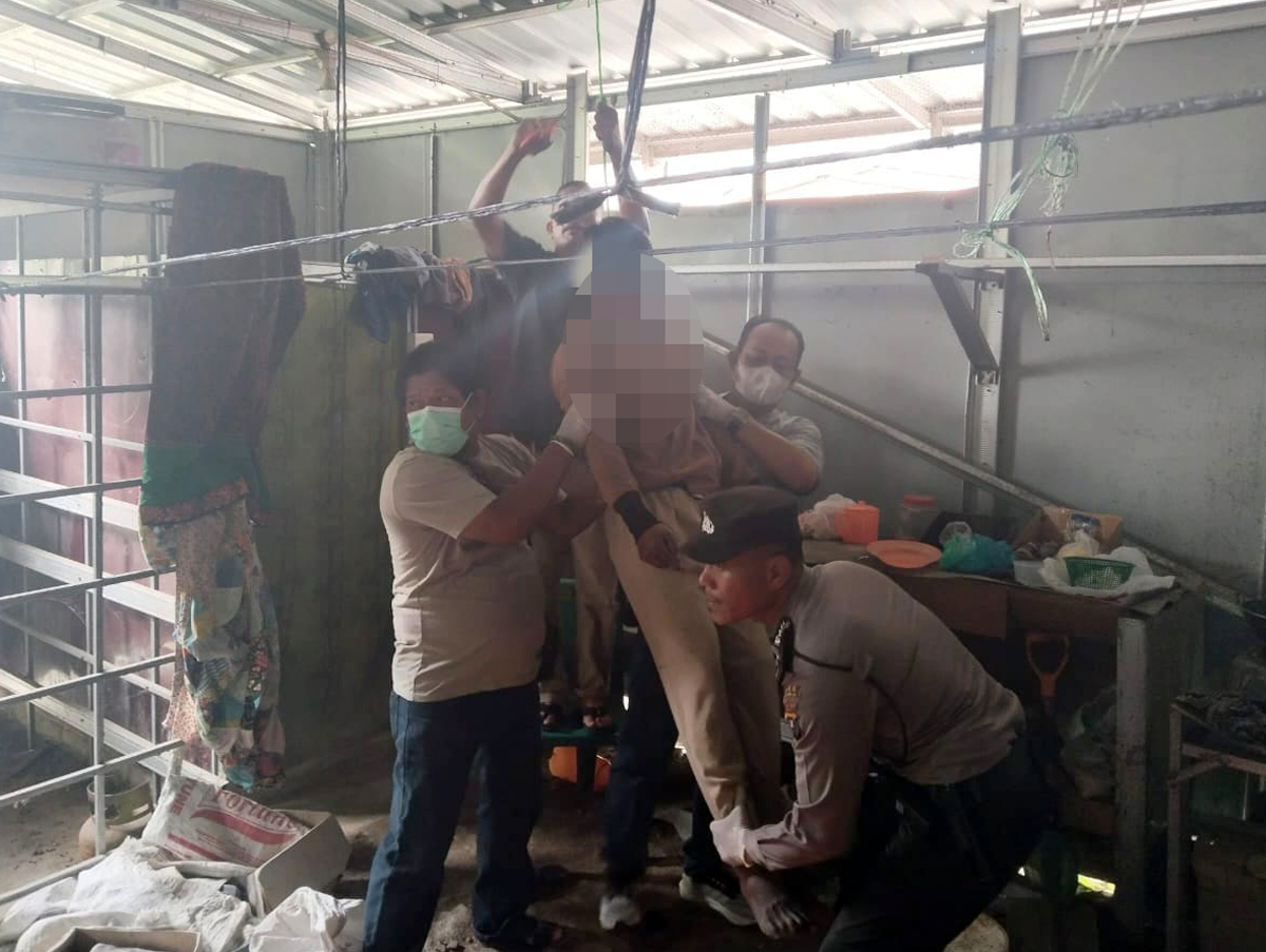 EVAKUASI: Evakuasi jenazah M Abdul Rahman yang ditemukan tewas tergantung di gudang jangkrik.&nbsp;
