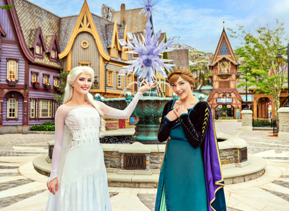 Hongkong menjadi pilihan pertama perusahaan Disney untuk membangun atraksi bertema Frozen, selanjutnya Disney juga berencana membangungnya juga di Paris dan Tokyo.