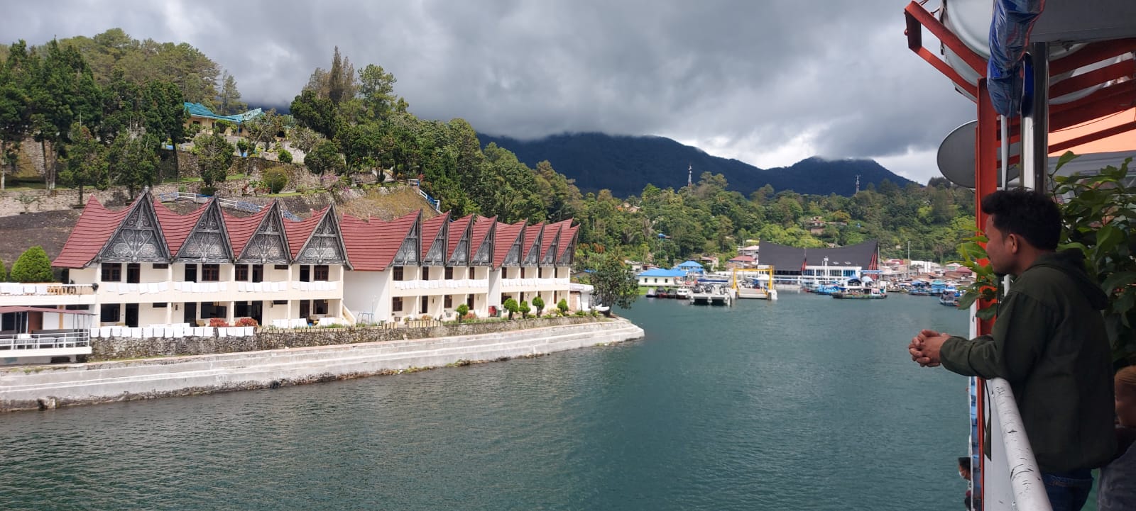 Hotel di pinggiran Danau Toba.
