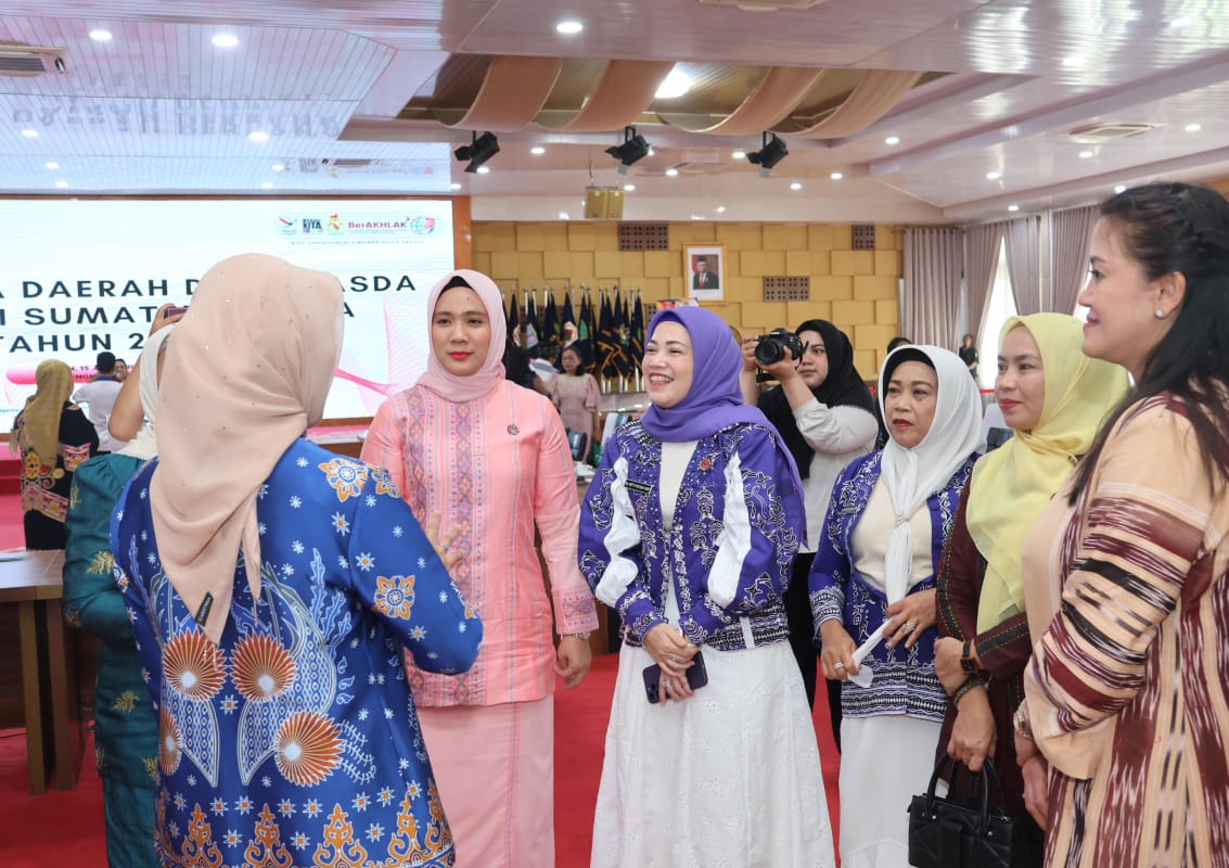 Rosalina Dolly Pasaribu bersama Ketua Dekranasda Sumut, Senin (15/1/2024), dalam rapat antar Ketua Dekranasda se-Sumut. (Ist)