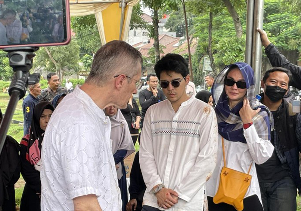 Luna Maya dan Maxime Bouttier berduka.