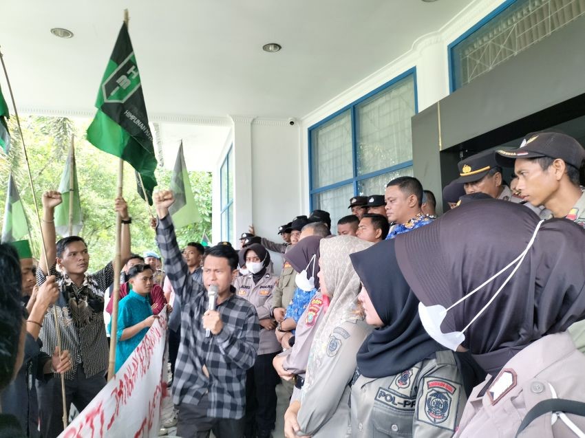 UNJUK RASA:  Massa HMI Madina berunjukrasa di Kantor Bupati Madina.
