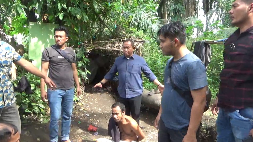 PENGGEREBEKAN:  Kasat Narkoba AKP Roberto Sianturi saat memimpin penggrebekan di Dusun Aek Pala, Labuhanbatu.