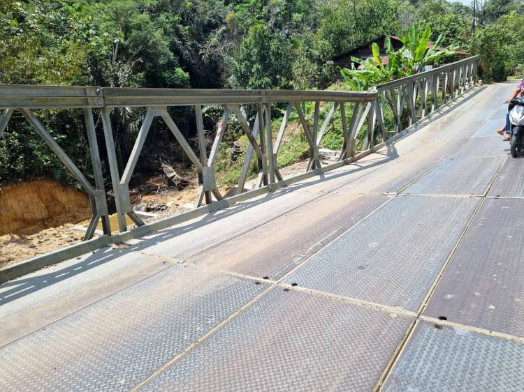 Kondisi terkini jembatan balley yang besinya bengkok, di jalan nasional Tarutung-Sibolga dekat Puncak GM Panggabean, Tapanuli Tengah.