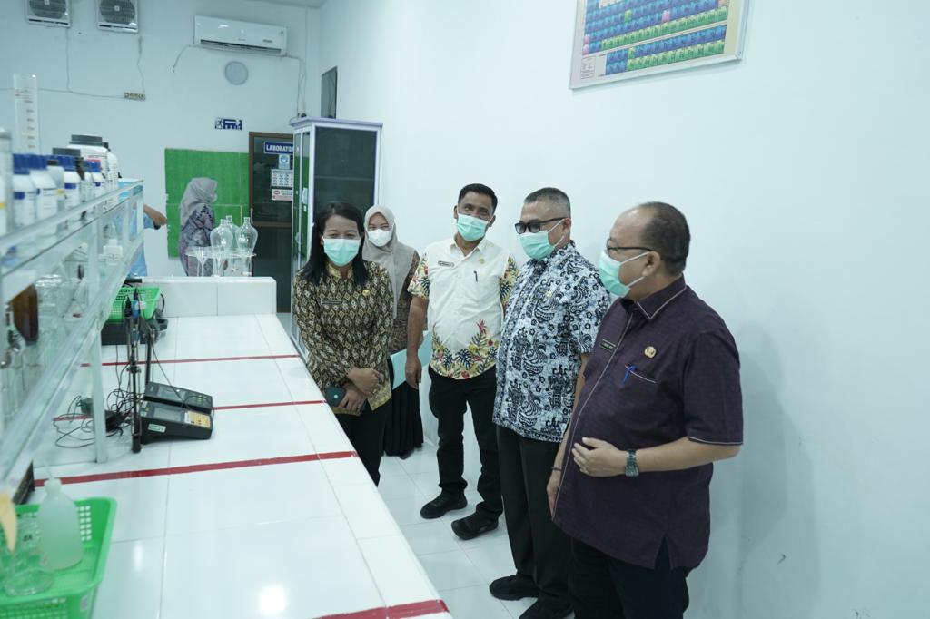 LABORATORIUM:  Sekda Asahan saat mengunjungi labolatorium Dinas Lingkungan Hidup.