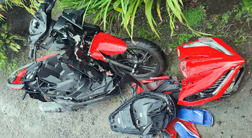 Sepedamotor yang dikendarai korban tampak ringsek.