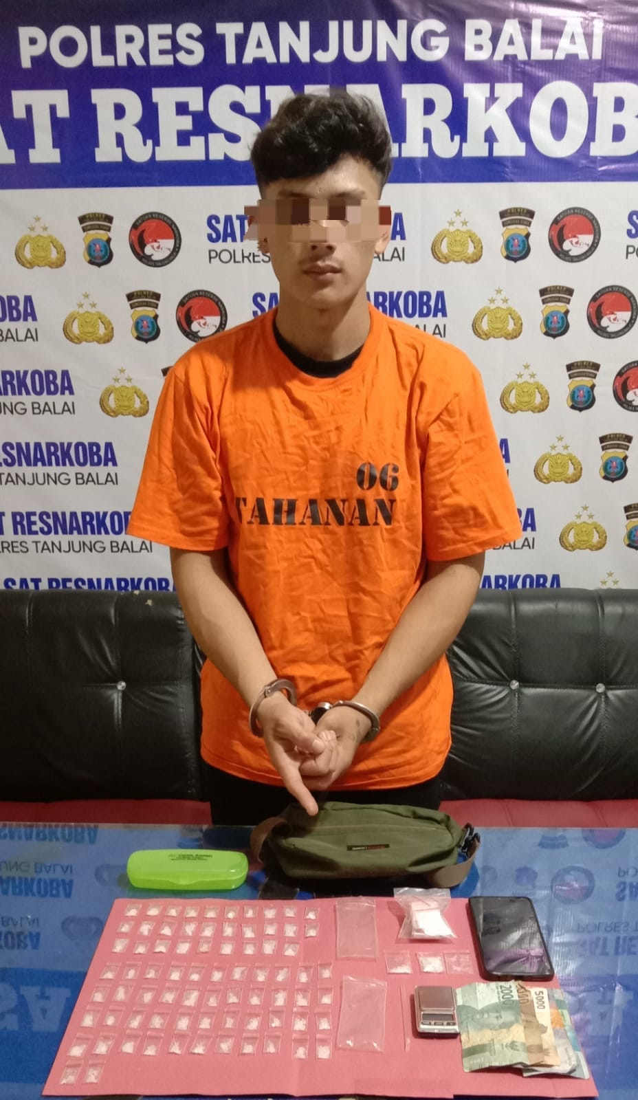 BANDAR SABU:  Tersangka penjual sabu dan barang bukti sabu-sabu.