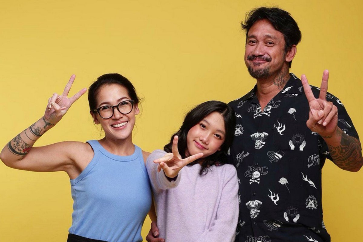 Tora Sudiro bersama Mieke Amalia dan putri mereka, Jenaka Mahila Sudiro.