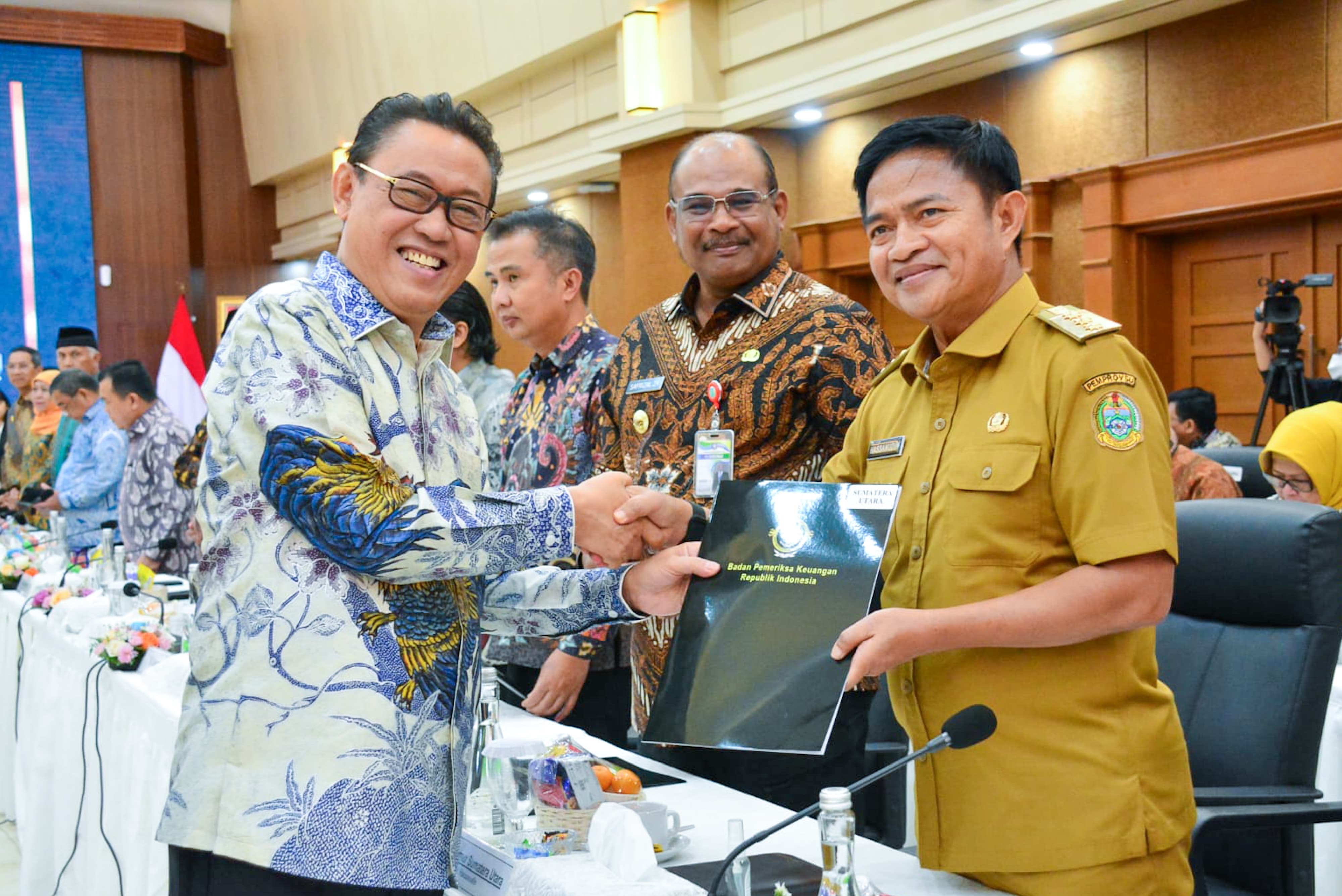 BERSAMA: Penjabat Gubernur Sumatera Utara, Hassanudin (kanan) foto bersama Anggota V BPK/Pimpinan Pemeriksaan Keuangan Negara V, Ahmadi Noor Supit pada acara entry meeting di Jakarta, Selasa kemarin.