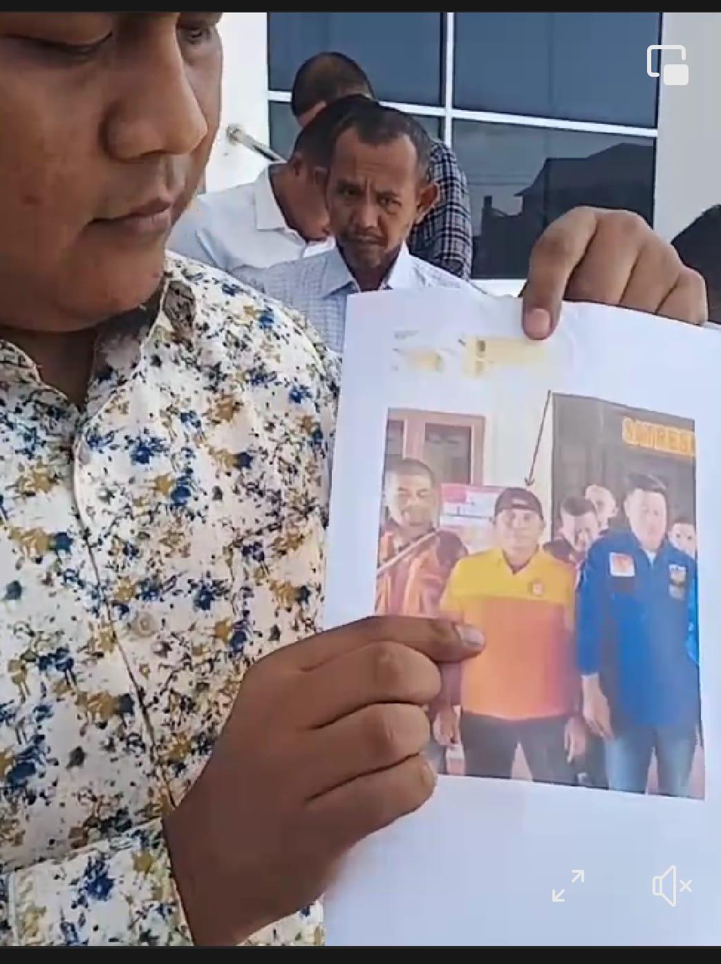 Ketua DPRD Tapteng Khairul Kiyedi Pasaribu menunjukkan bukti foto Kepling IV Aek Sitio-tio yang baru mengenakan baju yang diduga milik organisasi sayap salahsatu partai politik.