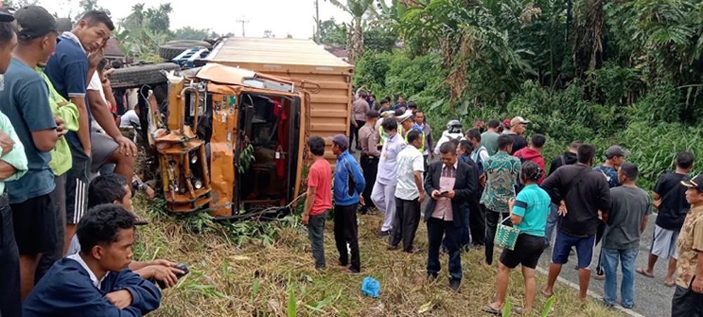 Kecelakaan beruntun di Bulu Pange, Kelurahan Merek Raya, Kec Raya, Simalungun.