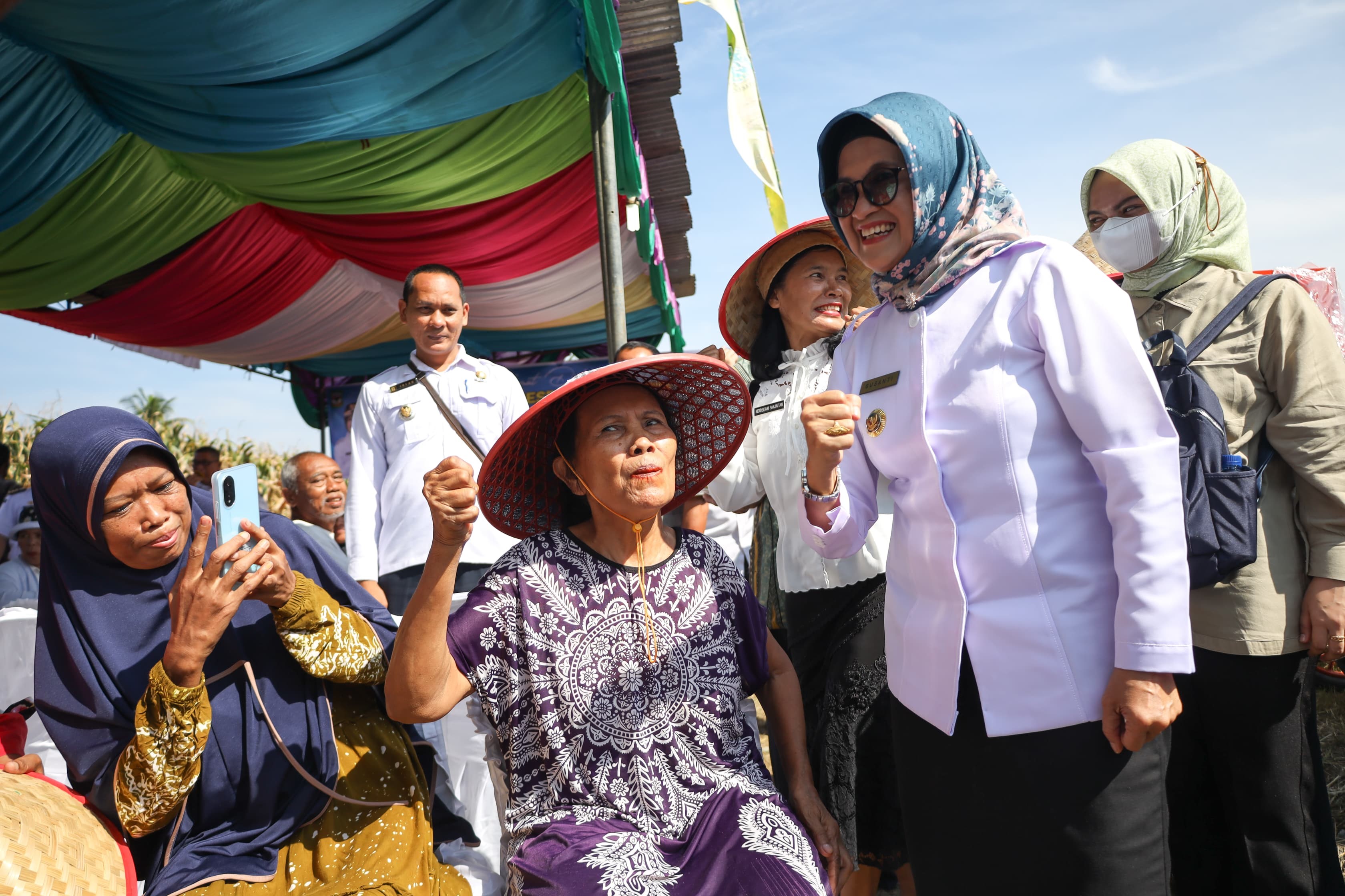 Wali Kota Pematangsiantar Susanti Dewayani bersama para petani di Kelurahan Sumber Jaya, Kecamatan Siantar Martoba.