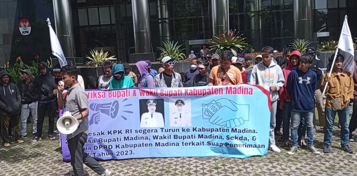 Unjuk rasa Aliansi Mahasiswa dan Pemuda (AMP) Sumatera Utara di KPK.