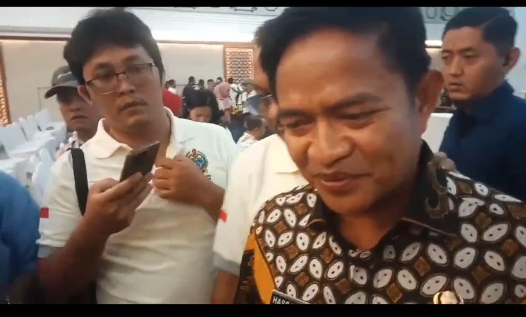 Penjabat Gubernur Sumatera Utara, Hassanudin menjawab wartawan soal tindak lanjut permasalahan gaji para karyawan PT PSU.