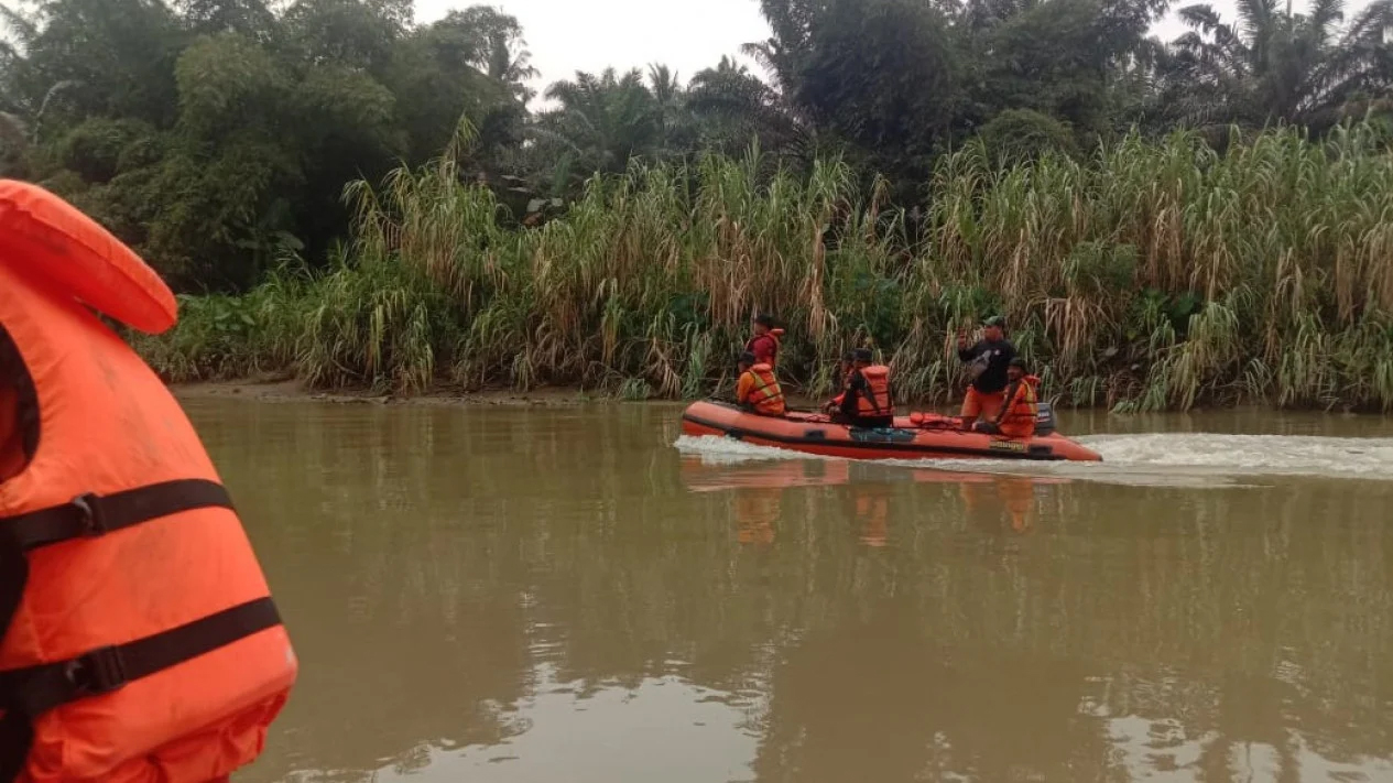 Tim SAR saat melakukan pencarian di sungai Silau.