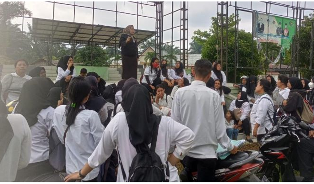 LABUHANBATU, METRODAILY - Sebanyak 405 guru honorer beramai ramai mendatangi Kantor DPRD Kabupaten Labuhanbatu, Rabu (24/1/2024).