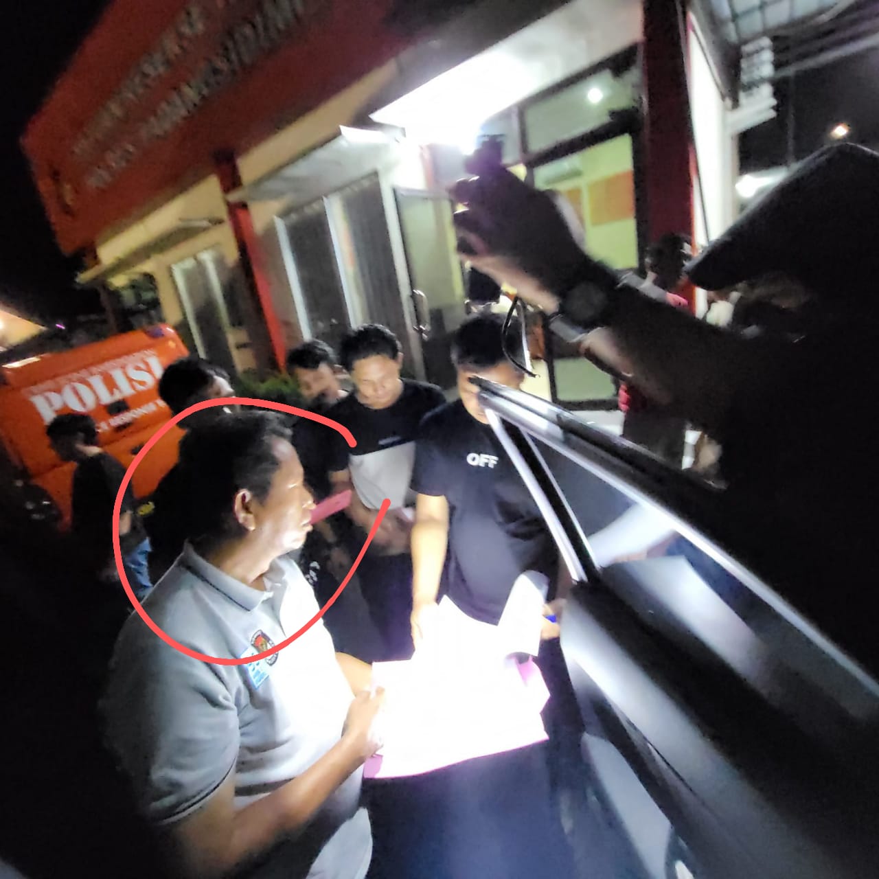 Oknum Komisioner KPU Psp inisial PH saat dibawa ke Polres Psp usai ditangkap tim Saber Pungli Ditreskrimum Polda Sumut, Sabtu (27/1/2024).