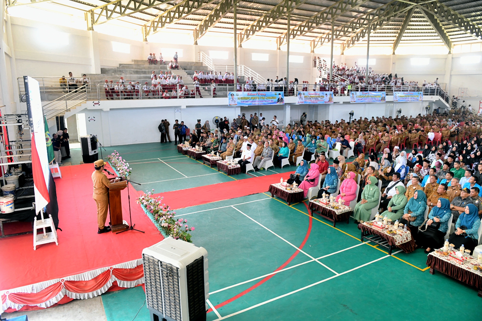 BERSILATURAHMI: Pj Gubernur Sumut Hassanudin bersilaturrahmi bersama tokoh masyarakat, tokoh agama dan guru di GOR Palas Bercahaya, Sibuhuan, Kabupaten Padang Lawas, Selasa (30/1/2024).