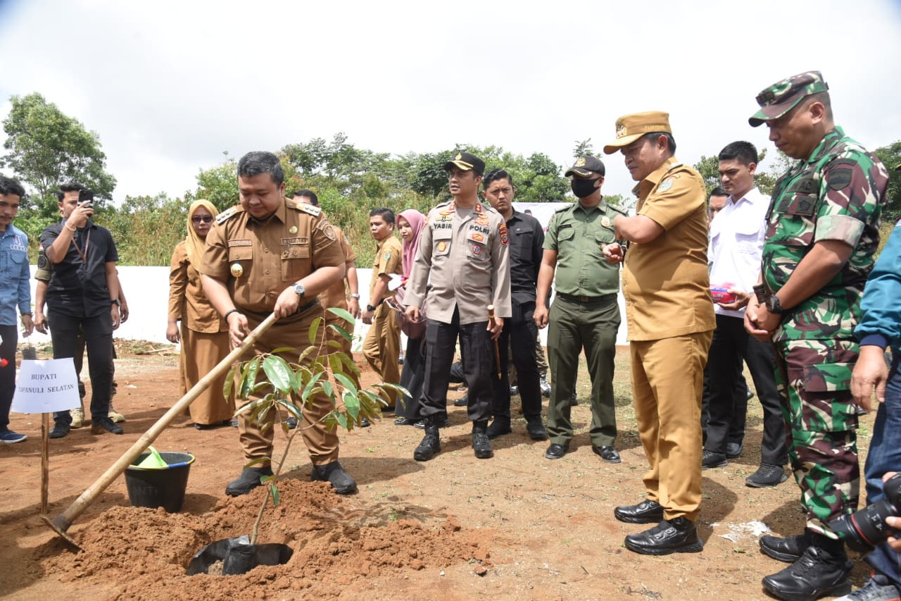 Pj Gubsu bersama Forkopimda Tapsel menanam pohon bersama di Hutan Kota Sipirok, Tapsel. (Ist)