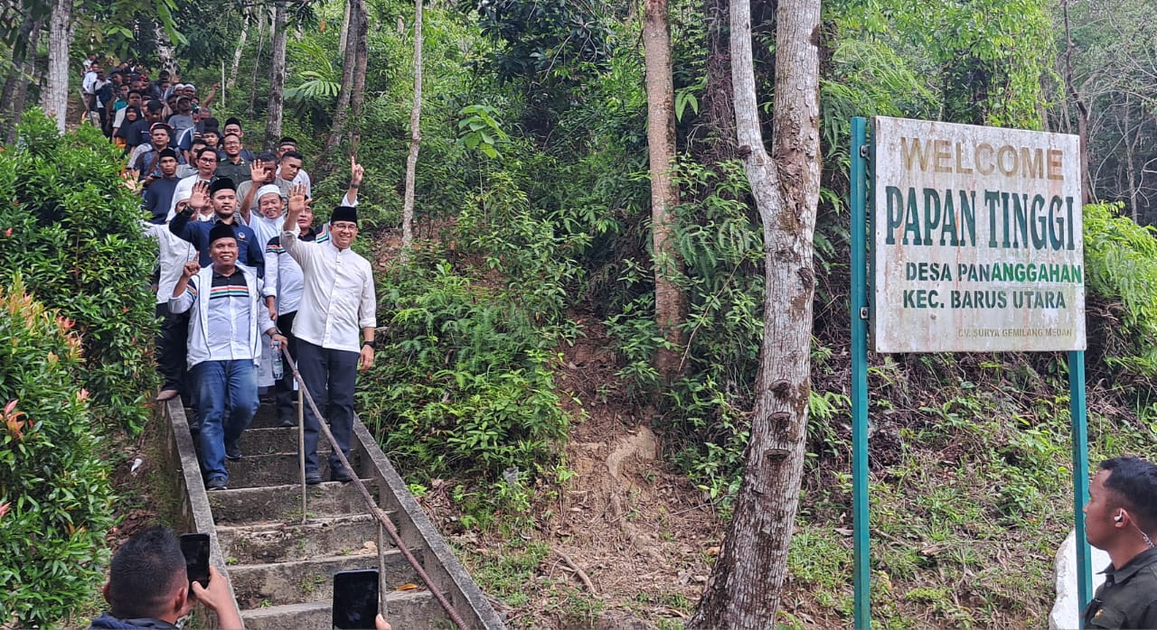 Anies bersama Tim AMIN saat menuruni tangga seribu situs Makam Papan Tinggi Barus, Kabupaten Tapanuli Tengah, Provinsi Sumatra Utara, Jumat (15/1/2024) lalu. (Samman/MetroDaily)