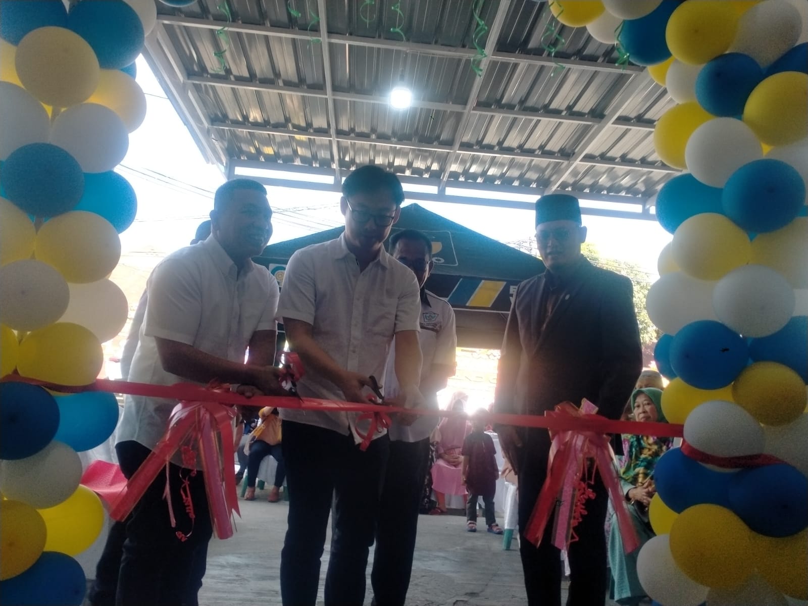 Pengguntingan pita Grand Opening Gano Elektric Vehicle oleh Komisaris Kamaluddin dan jajaran pinmpinan PT Kids Aotomotive Indonesia. (Foto: Leo Sihotang)