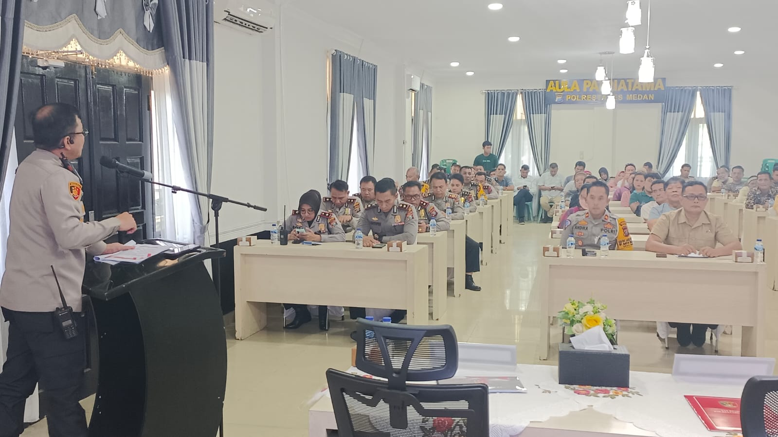 Kapolrestabes Medan, Kombes Pol Teddy Marbun beri arahan dalam rakor memelihara kamtibmas di Gedung Patriatama Polrestabes Medan, Jalan HM Said Medan, Kamis (1/2/2024).