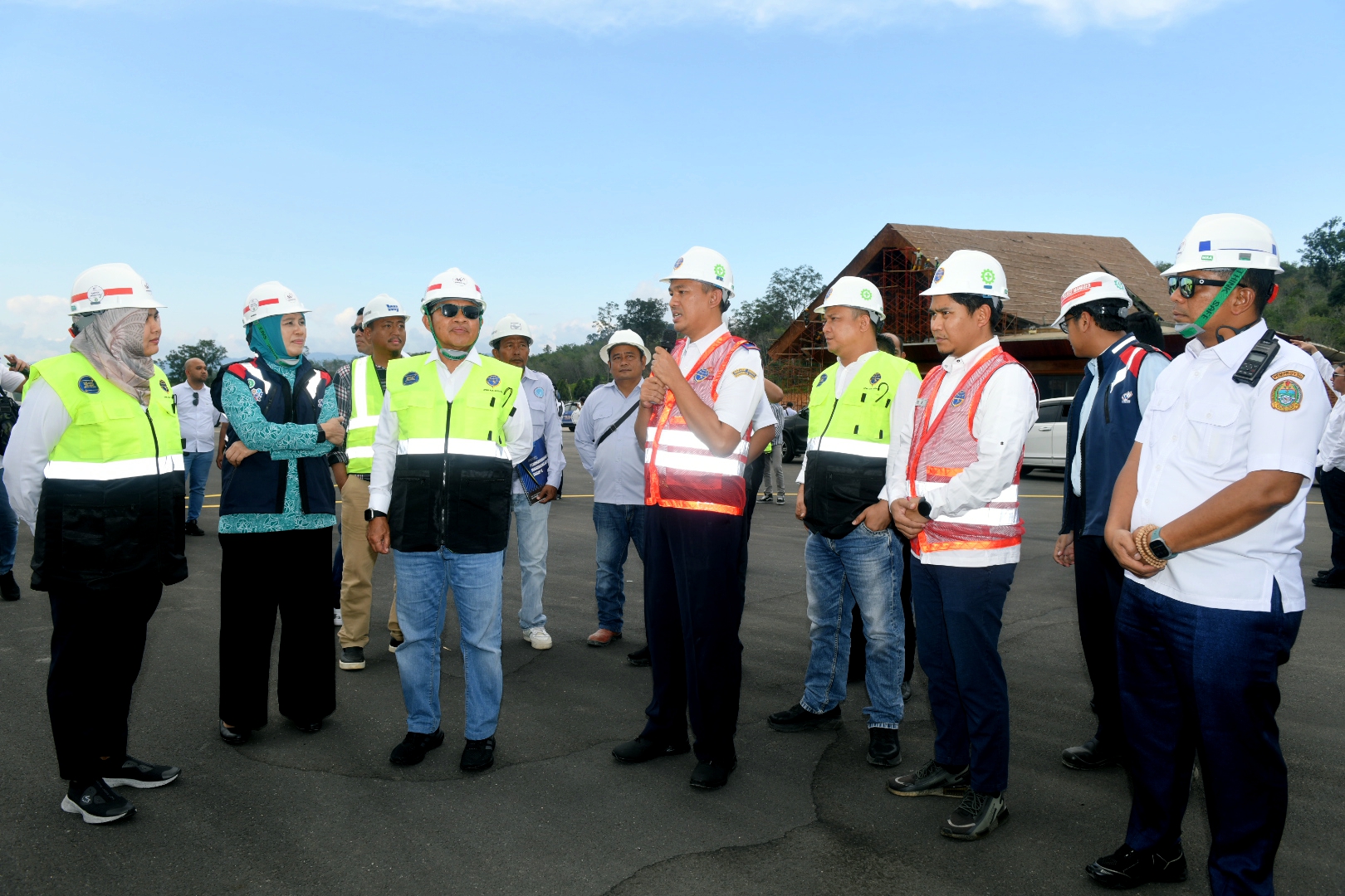 MENINJAU: Pj Gubernur Sumut Hassanudin meninjau progres pembangunan Bandara AH Nasution, Bukit Malintang, Kabupaten Mandailing Natal, Rabu (31/1/2024).