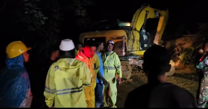 Foto:  Personil dari kepolisian dan pemerintah berusaha melakukan evaluasi korban yang tertimbun longsor di jajur Sibolga-Tarutung.