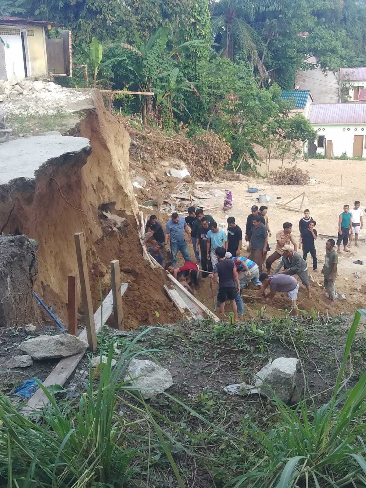 Evakuasi korban tertimbun longsor di sebuah perumahan di Siantar.