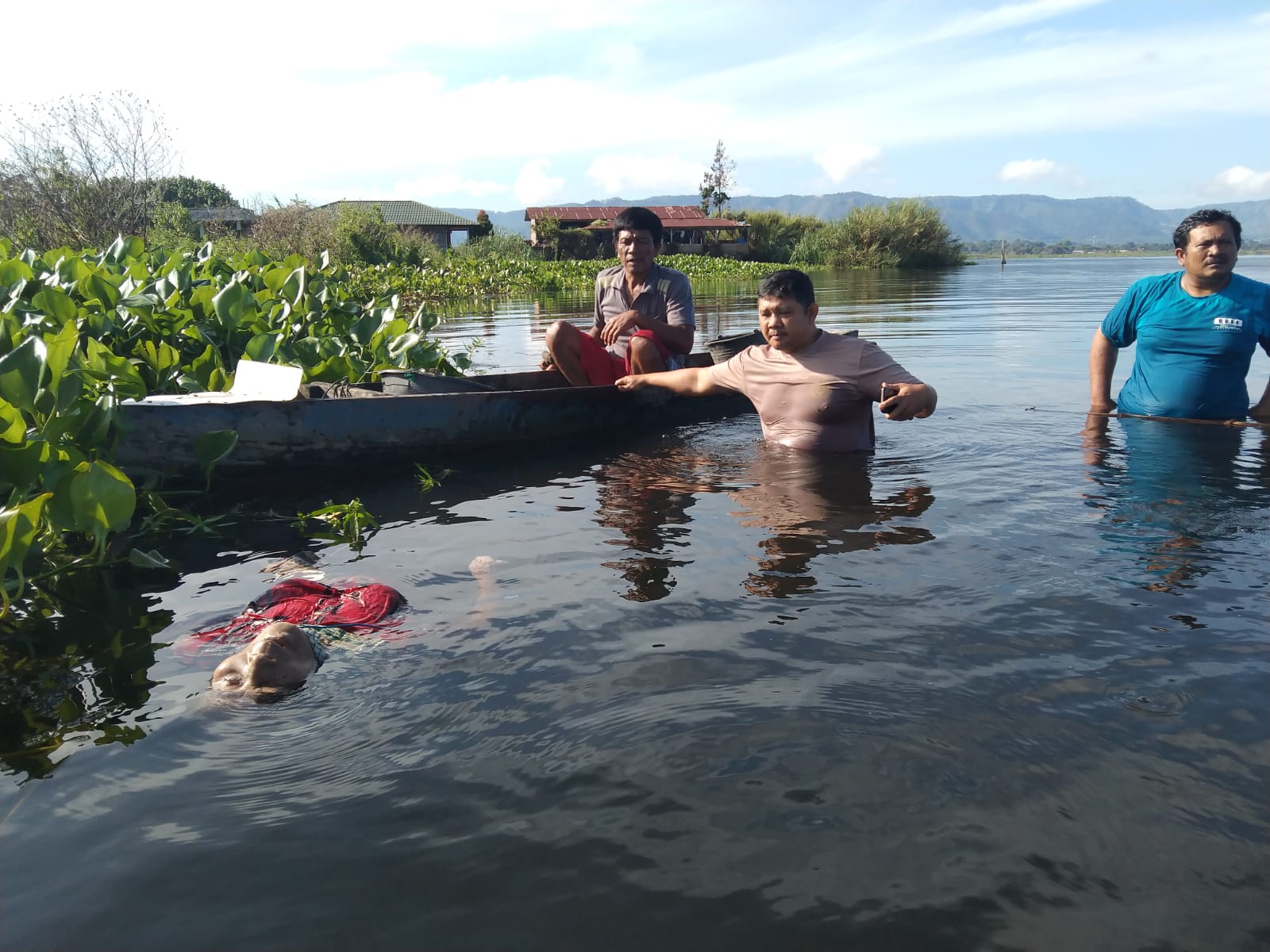 Sesosok mayat perempuan berusia 72 tahun ditemukan mengambang di Danau Toba. (Foto: Polres Toba)